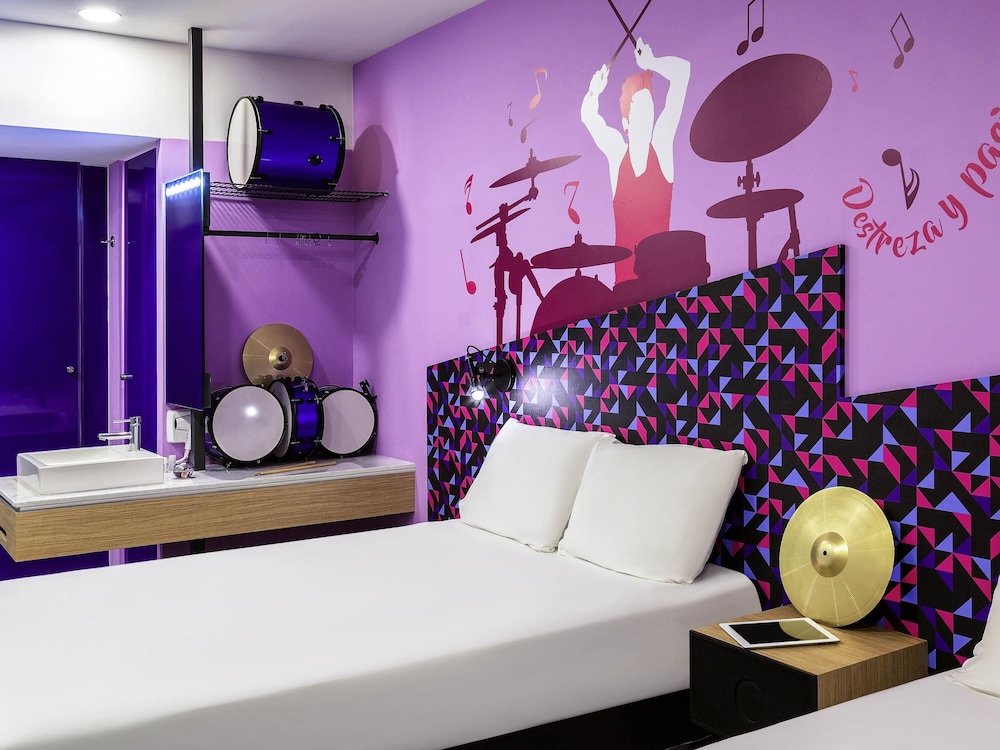 Habitación Estándar con dos camas matrimoniales del hotel Ibis Styles Merida Galerias. Foto 1