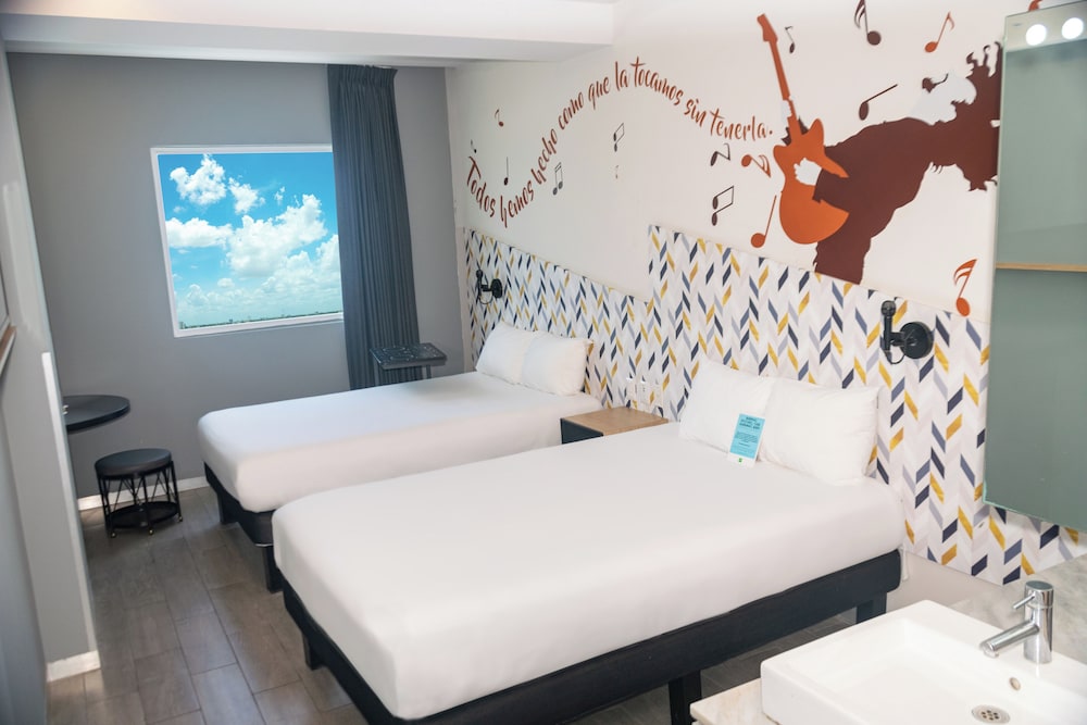 Habitación Estándar con dos camas matrimoniales del hotel Ibis Styles Merida Galerias. Foto 2
