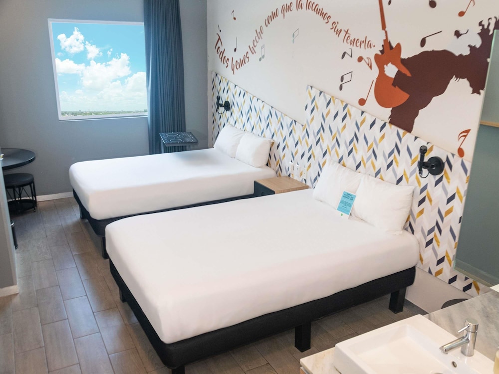 Habitación Estándar con dos camas matrimoniales del hotel Ibis Styles Merida Galerias. Foto 5