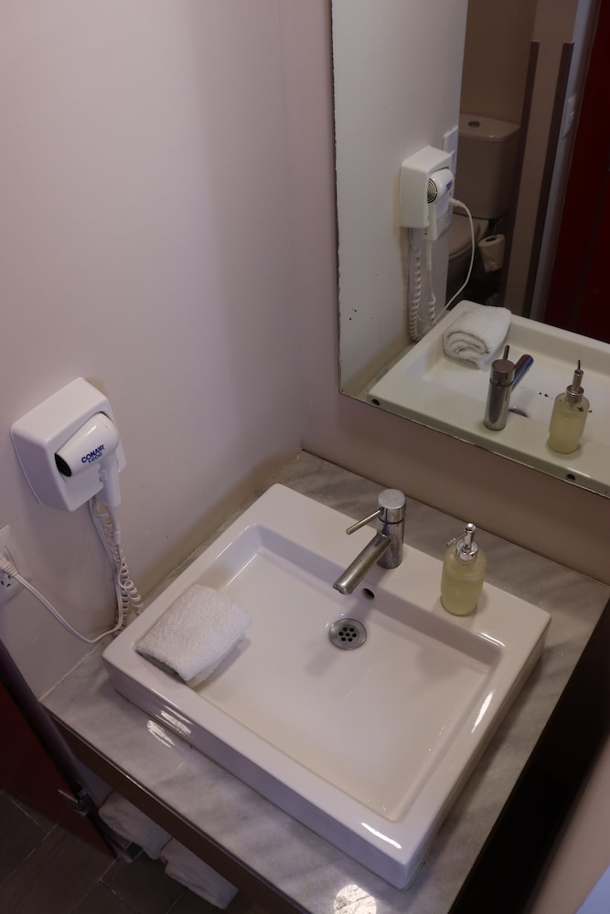 Habitación Estándar con dos camas matrimoniales del hotel Ibis Styles Merida Galerias. Foto 8