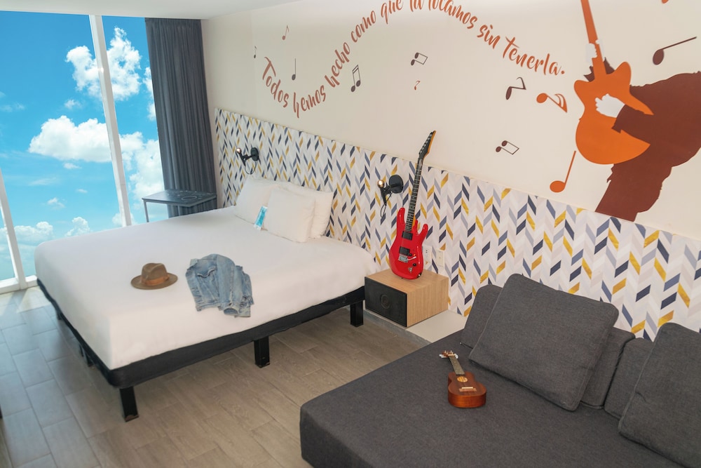Junior Suite con una cama king - size y un sofa cama para dos personas del hotel Ibis Styles Merida Galerias. Foto 2