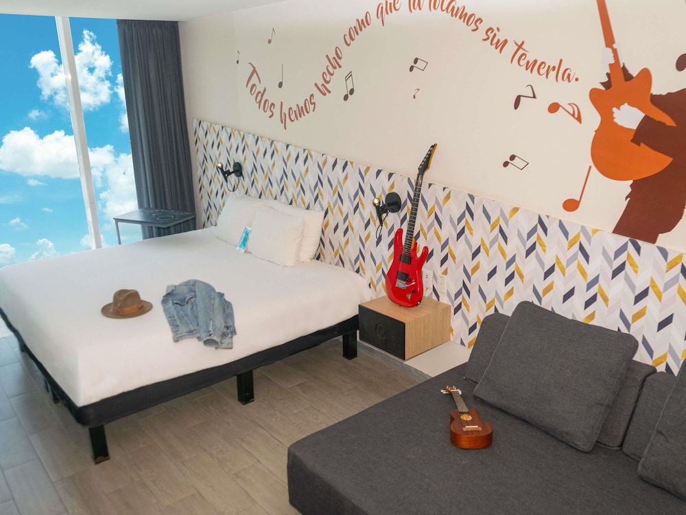 Junior Suite con una cama king - size y un sofa cama para dos personas del hotel Ibis Styles Merida Galerias. Foto 3
