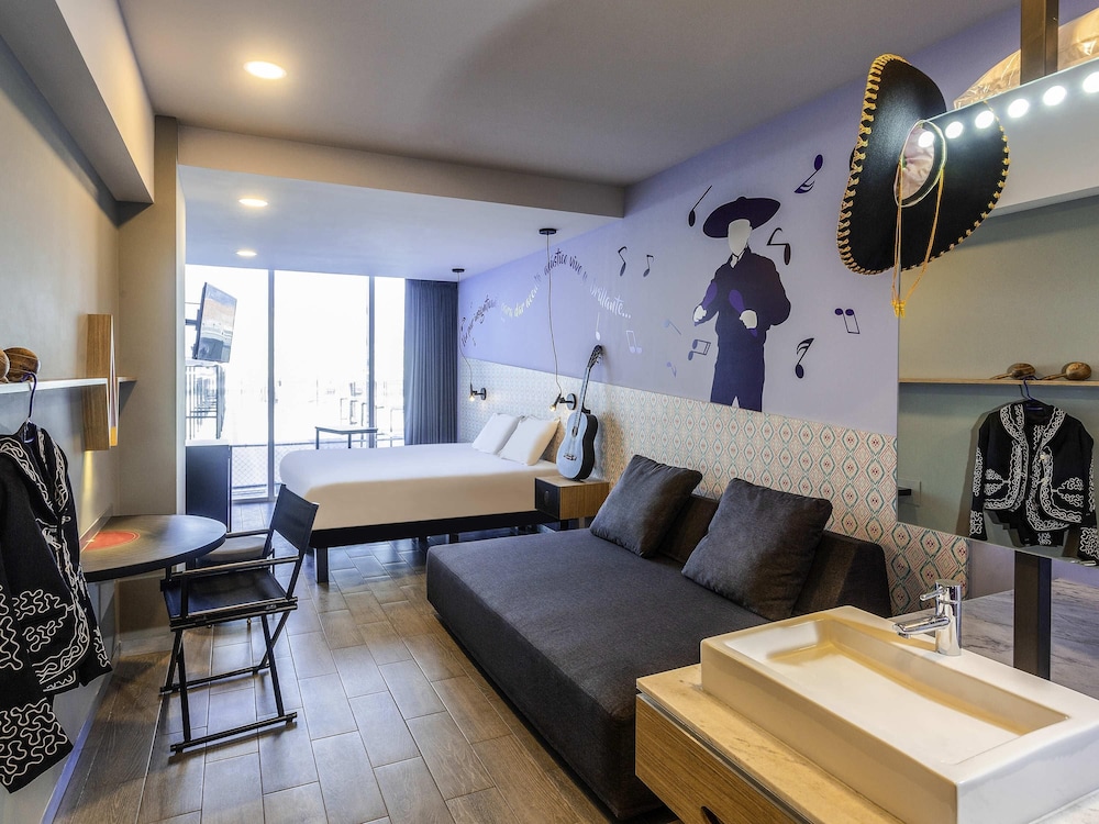 Junior Suite con una cama king - size y un sofa cama para dos personas del hotel Ibis Styles Merida Galerias. Foto 5