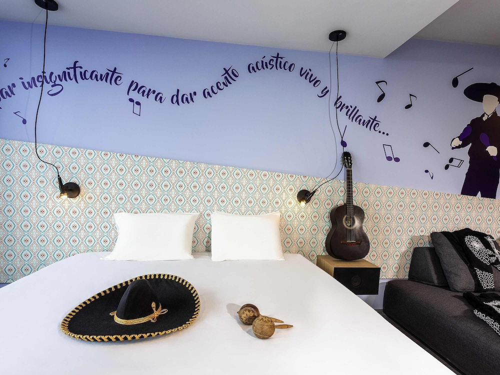 Junior Suite con una cama king - size y un sofa cama para dos personas del hotel Ibis Styles Merida Galerias. Foto 8