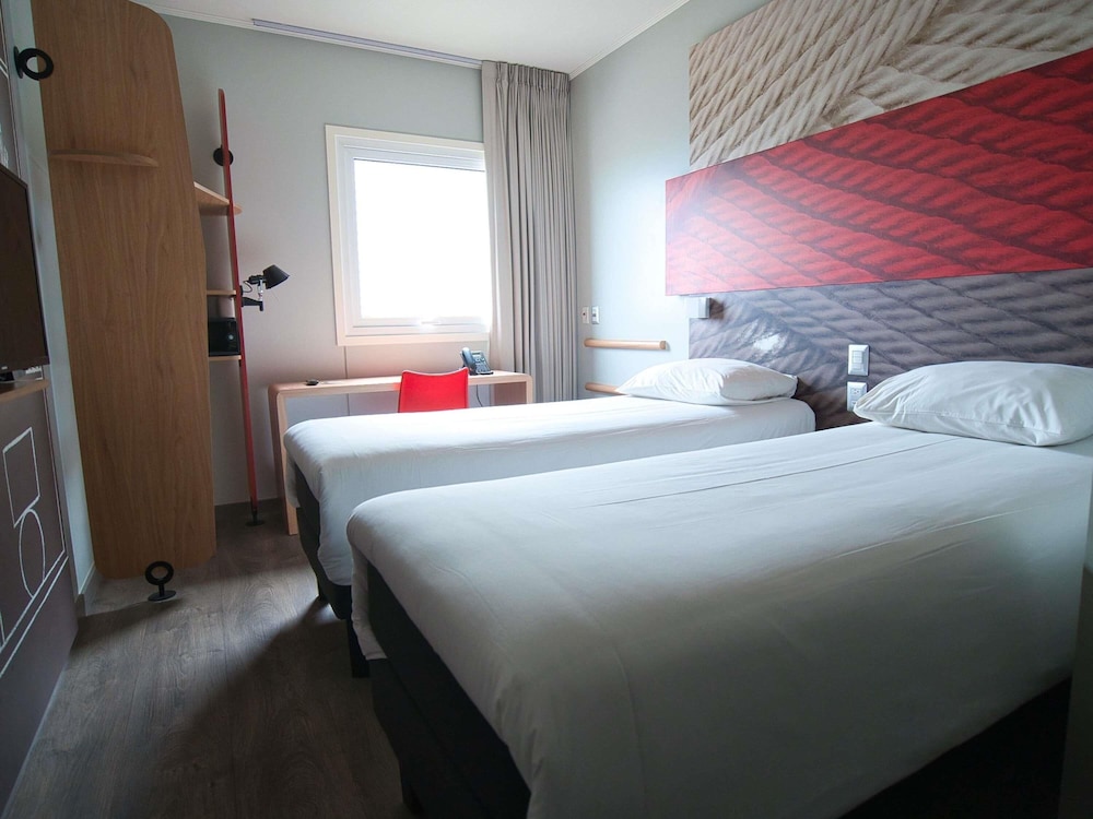 Habitación estándar con 2 camas simples del hotel Ibis Trujillo. Foto 5
