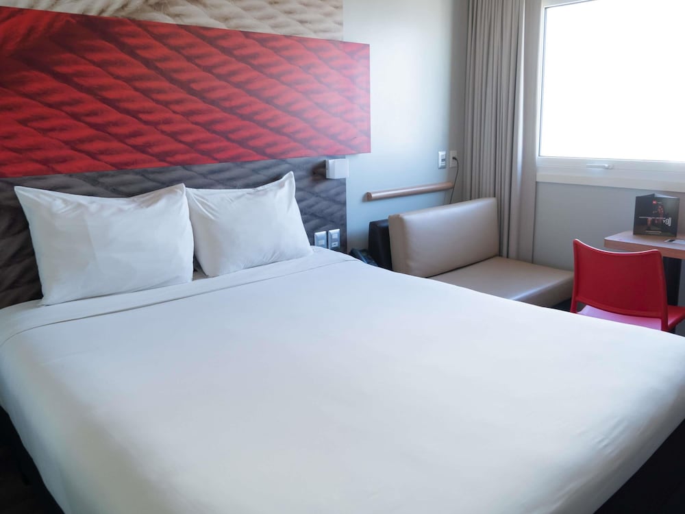 Habitación estandar con 1 cama doble y 1 cama simple del hotel Ibis Trujillo. Foto 4