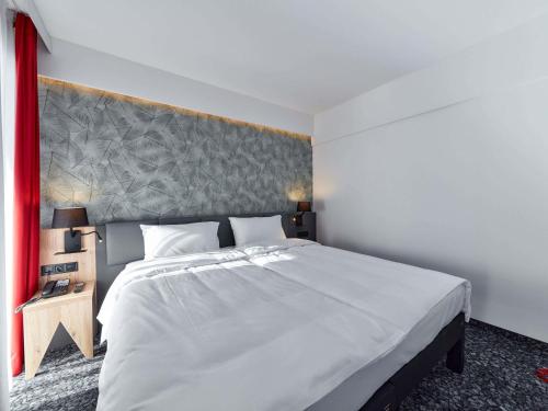 Habitación con una cama grande del hotel Ibis Styles Nowy Targ