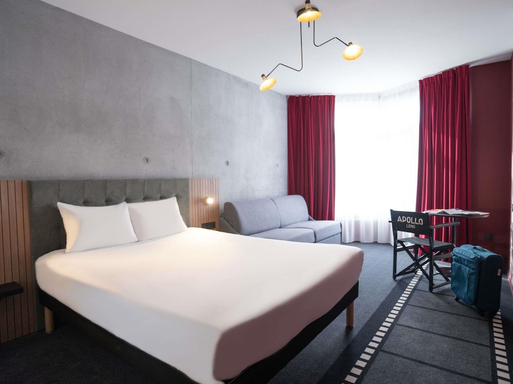 Habitación Ejecutiva con 1 cama doble y sofá del hotel Ibis Styles Lens Centre Gare. Foto 1