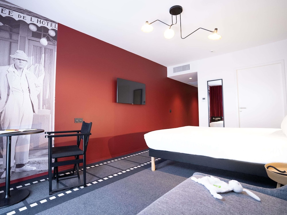 Habitación Ejecutiva con 1 cama doble y sofá del hotel Ibis Styles Lens Centre Gare. Foto 2