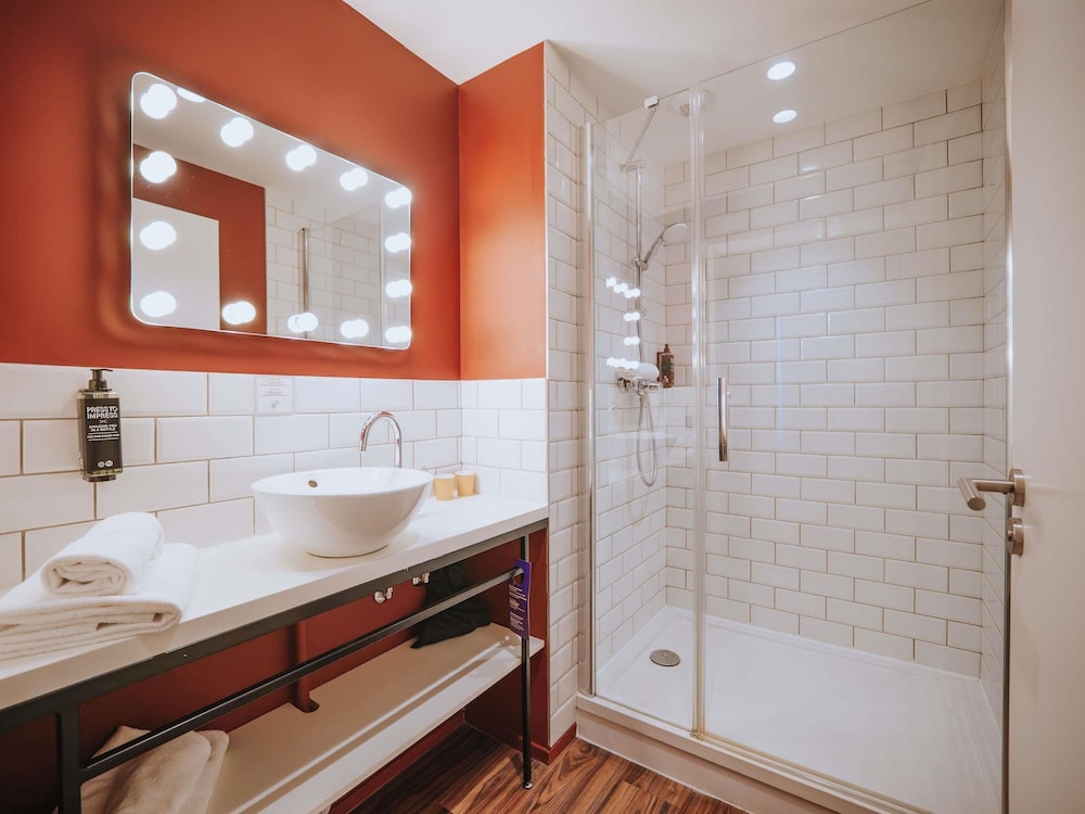 Habitación Ejecutiva con 1 cama doble y sofá del hotel Ibis Styles Lens Centre Gare. Foto 3