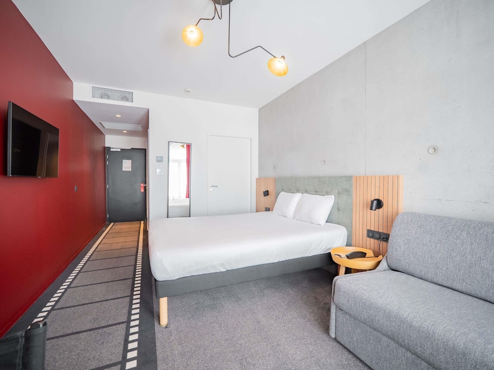 Habitación Ejecutiva con 1 cama doble y sofá del hotel Ibis Styles Lens Centre Gare. Foto 4