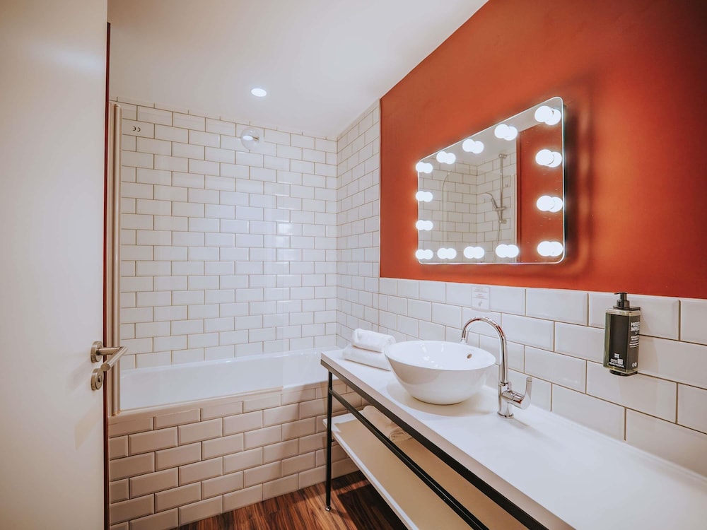 Habitación Ejecutiva con 1 cama doble y sofá del hotel Ibis Styles Lens Centre Gare. Foto 5