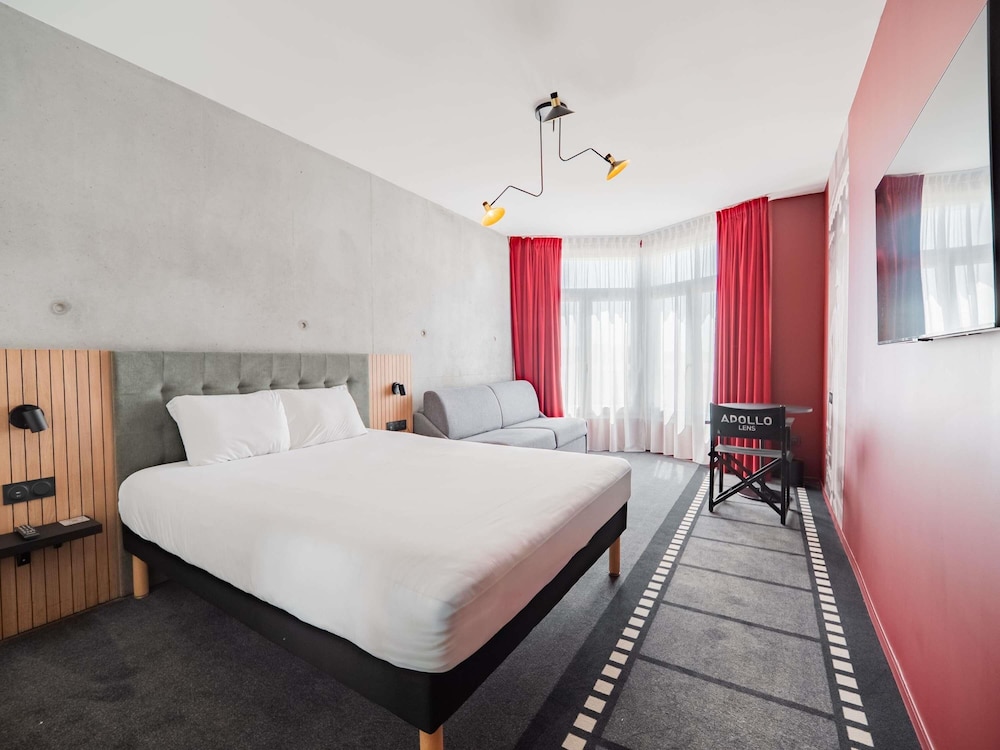 Habitación estándar con una cama doble y un sofá del hotel Ibis Styles Lens Centre Gare