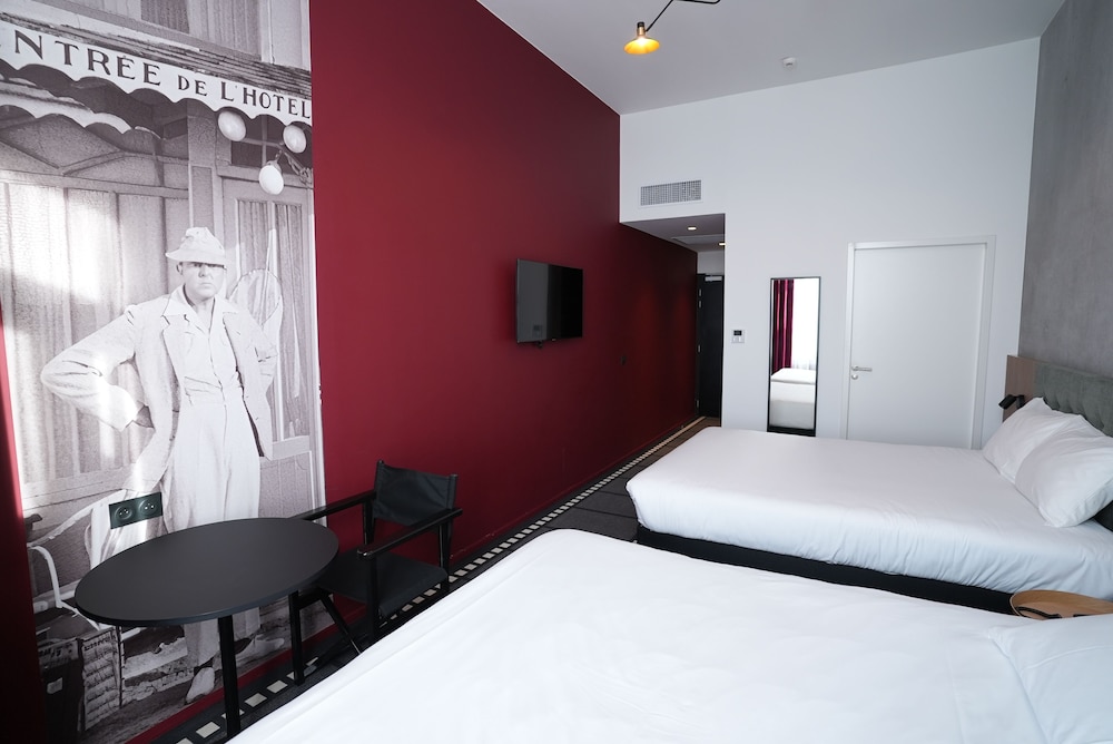 Habitación estándar con una cama doble y un sofá del hotel Ibis Styles Lens Centre Gare. Foto 1