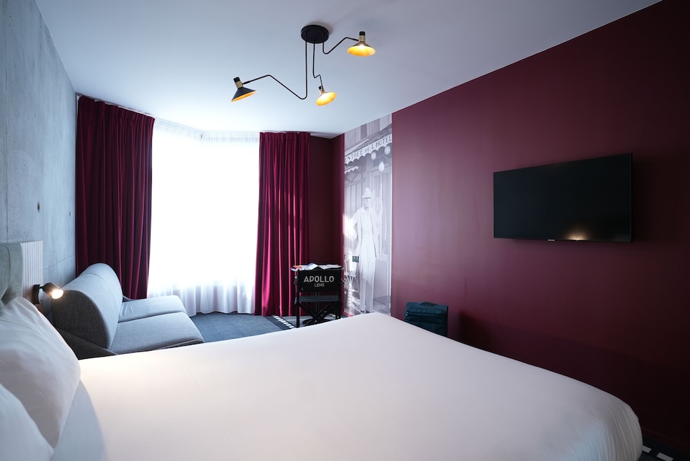 Habitación estándar con una cama doble y un sofá del hotel Ibis Styles Lens Centre Gare. Foto 2