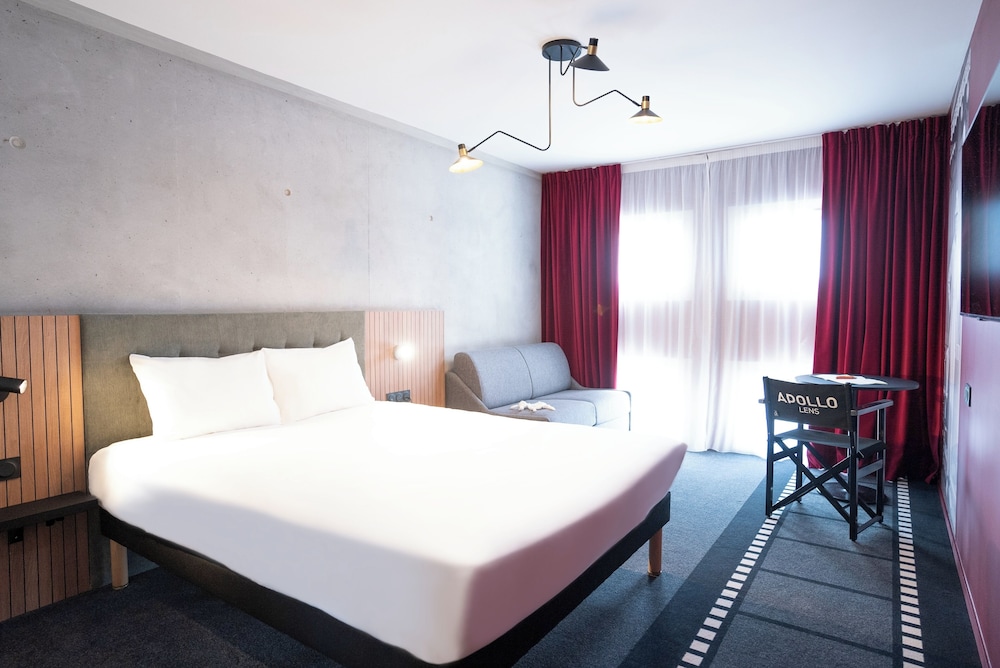 Habitación estándar con una cama doble y un sofá del hotel Ibis Styles Lens Centre Gare. Foto 3