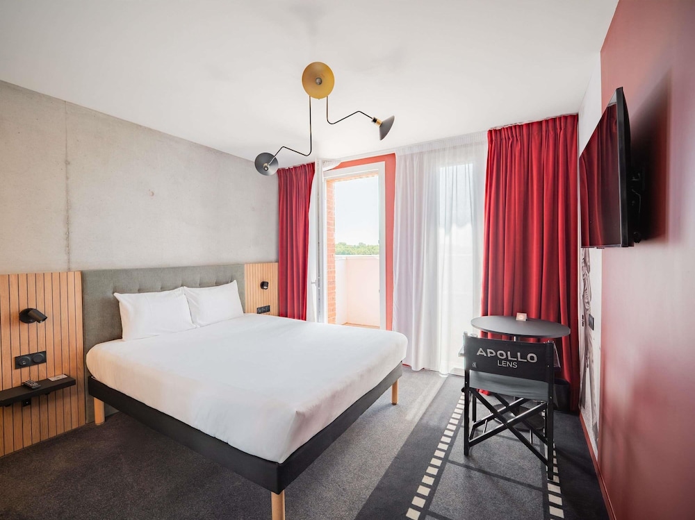 Habitación estándar con una cama doble y un sofá del hotel Ibis Styles Lens Centre Gare. Foto 6