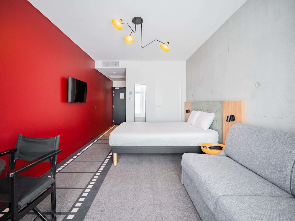 Habitación estándar con una cama doble y un sofá del hotel Ibis Styles Lens Centre Gare. Foto 7