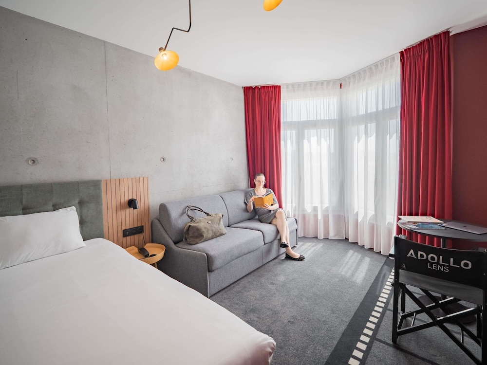 Habitación estándar con una cama doble y un sofá del hotel Ibis Styles Lens Centre Gare. Foto 8