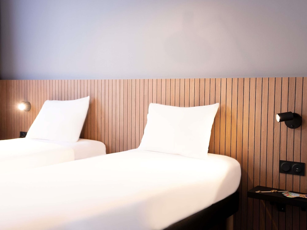 Habitación estándar con 2 camas individuales del hotel Ibis Styles Lens Centre Gare. Foto 8