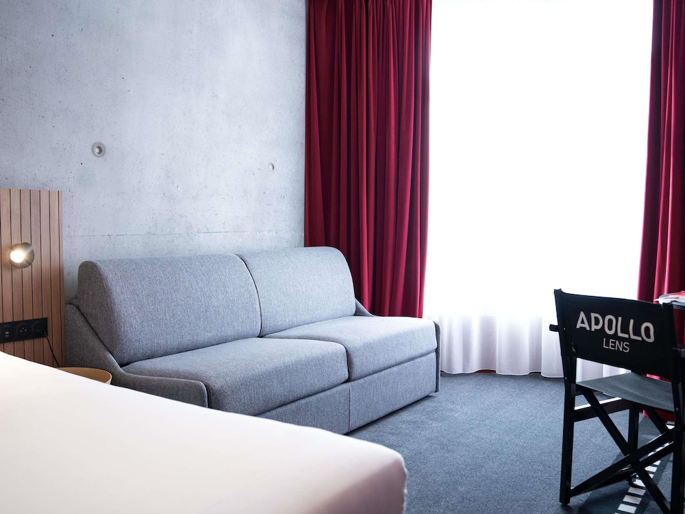 Habitación Ejecutiva con 1 cama doble y sofá del hotel Ibis Styles Lens Centre Gare. Foto 9