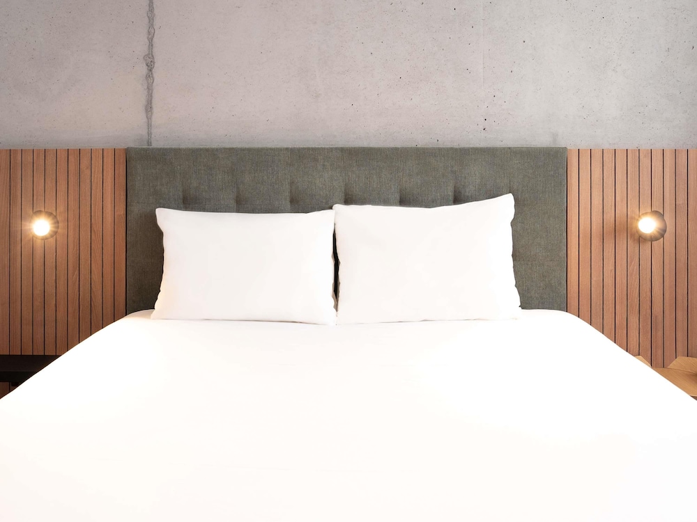 Habitación estándar con una cama doble y un sofá del hotel Ibis Styles Lens Centre Gare. Foto 9