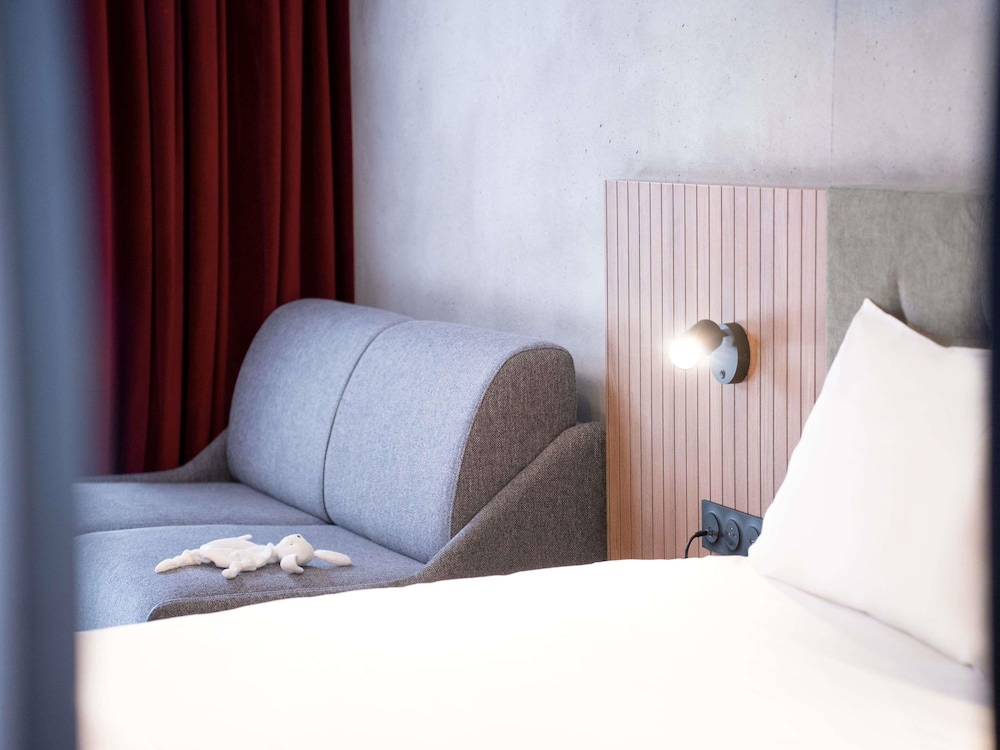 Habitación estándar con una cama doble y un sofá del hotel Ibis Styles Lens Centre Gare. Foto 11