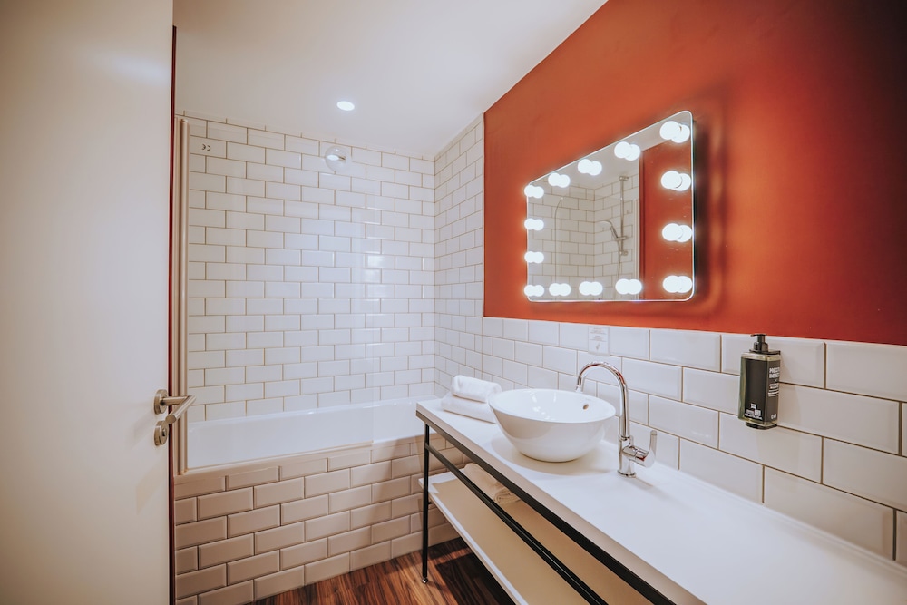 Habitación Ejecutiva con 1 cama doble y sofá del hotel Ibis Styles Lens Centre Gare. Foto 9