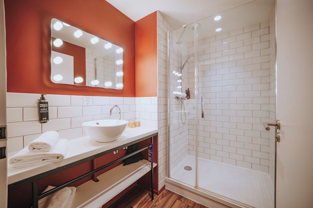Habitación estándar con una cama doble y un sofá del hotel Ibis Styles Lens Centre Gare. Foto 11