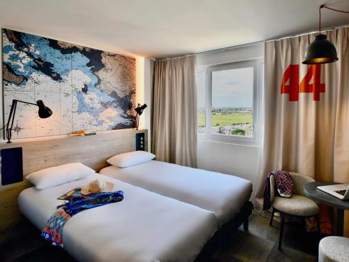 Habitación con 2 camas individuales del hotel Ibis Styles Saint Nazaire Centre Gare. Foto 1