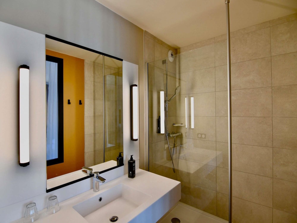 Suite con dormitorio, 2 camas individuales y sofá cama del hotel Ibis Styles Saint Nazaire Centre Gare. Foto 2