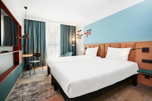 Habitación Doble Estándar - 2 camas del hotel Ibis Styles Kraków Centrum. Foto 6