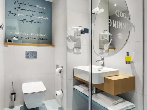 Habitación Doble Superior - 2 camas individuales del hotel Ibis Styles Kraków Centrum. Foto 4
