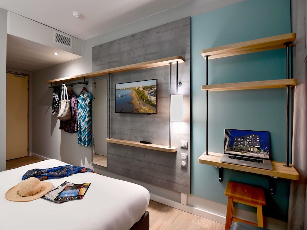 Habitación con 2 camas individuales del hotel Ibis Budget Saint Nazaire Centre Gare. Foto 1