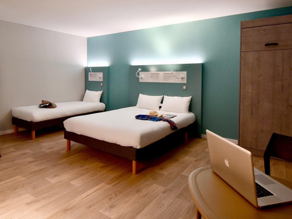 Habitación con 1 cama doble y 2 camas individuales del hotel Ibis Budget Saint Nazaire Centre Gare