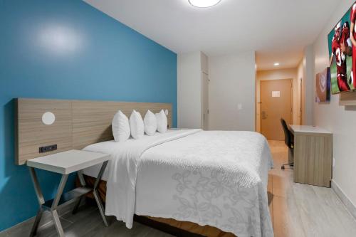 Habitación Estándar - 1 cama extragrande - No fumadores del hotel Red Roof PLUS+ Brooklyn - Flatbush Ave. Foto 1