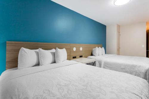 Premium Queen Room with Two Double Beds Smoke Free del hotel Red Roof PLUS+ Brooklyn - Flatbush Ave