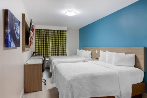 Premium Queen Room with Two Double Beds Smoke Free del hotel Red Roof PLUS+ Brooklyn - Flatbush Ave. Foto 1