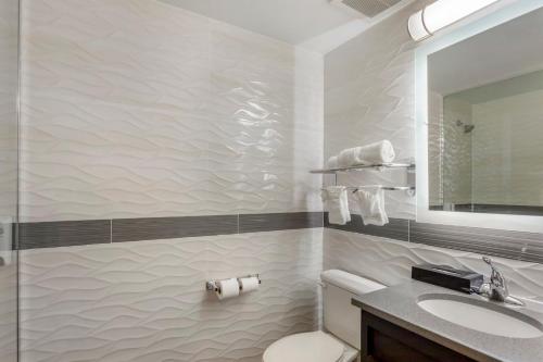 Premium Queen Room with Two Double Beds Smoke Free del hotel Red Roof PLUS+ Brooklyn - Flatbush Ave. Foto 4