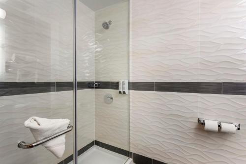 Premium Queen Room with Two Double Beds Smoke Free del hotel Red Roof PLUS+ Brooklyn - Flatbush Ave. Foto 5