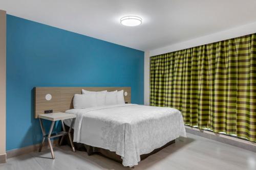 Habitación Premium con cama extragrande - No fumadores del hotel Red Roof PLUS+ Brooklyn - Flatbush Ave