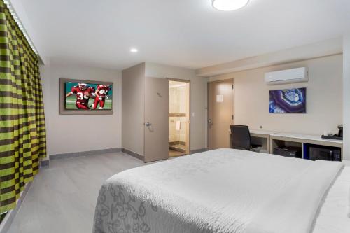 Habitación Premium con cama extragrande - No fumadores del hotel Red Roof PLUS+ Brooklyn - Flatbush Ave. Foto 1