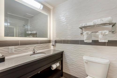 Habitación Premium con cama extragrande - No fumadores del hotel Red Roof PLUS+ Brooklyn - Flatbush Ave. Foto 6