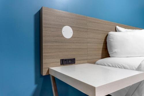 Habitación Estándar con cama grande - No fumadores del hotel Red Roof PLUS+ Brooklyn - Flatbush Ave. Foto 3