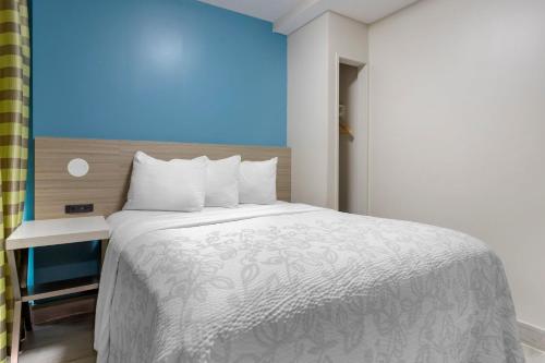 Queen Room - Disability Access/ Roll - In Shower Smoke Free del hotel Red Roof PLUS+ Brooklyn - Flatbush Ave