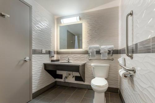 Queen Room - Disability Access/ Roll - In Shower Smoke Free del hotel Red Roof PLUS+ Brooklyn - Flatbush Ave. Foto 5