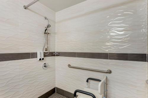 Queen Room - Disability Access/ Roll - In Shower Smoke Free del hotel Red Roof PLUS+ Brooklyn - Flatbush Ave. Foto 6