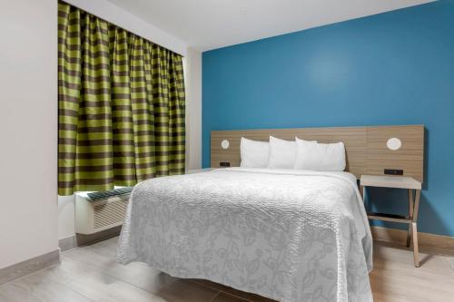 Premium Queen Room - Disability Access/Roll - In Shower Smoke Free del hotel Red Roof PLUS+ Brooklyn - Flatbush Ave