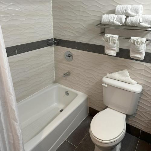 Premium Queen Room Smoke Free del hotel Red Roof PLUS+ Brooklyn - Flatbush Ave. Foto 6