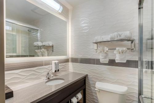 Premium Queen Room Smoke Free del hotel Red Roof PLUS+ Brooklyn - Flatbush Ave. Foto 7